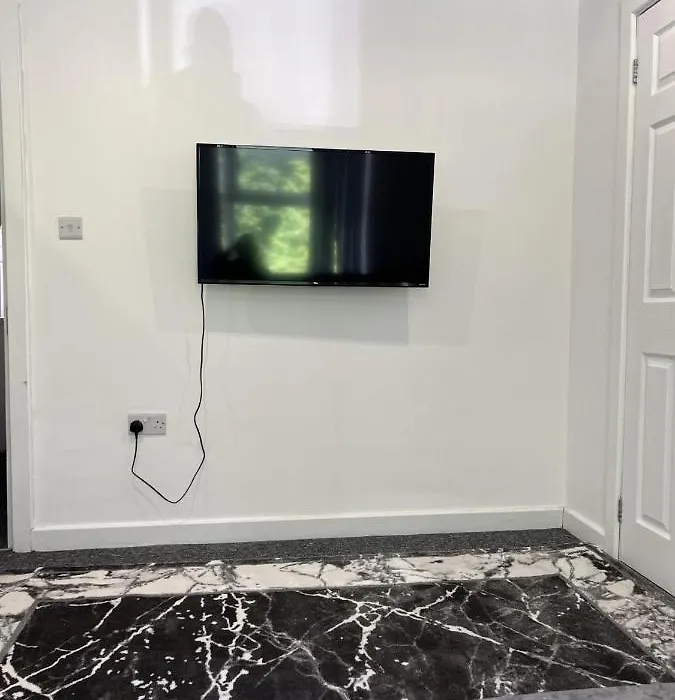 Deluxe En-Suite Bedroom In The Centre Of Watford-1