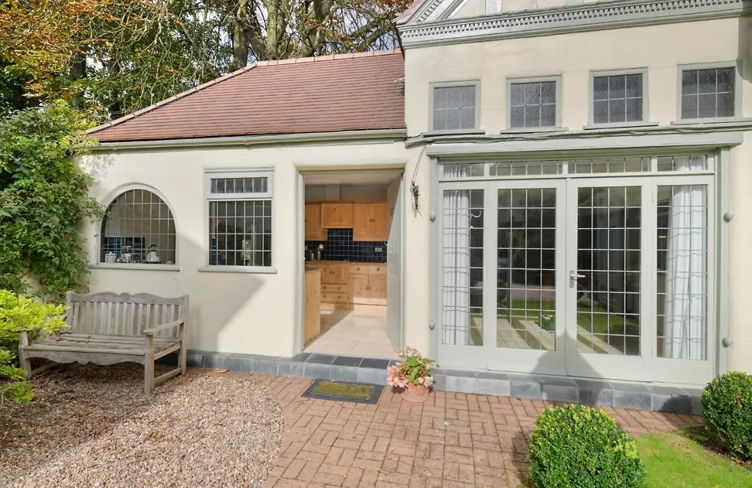 Beautiful Secluded 2 Bedroom Coach House-1