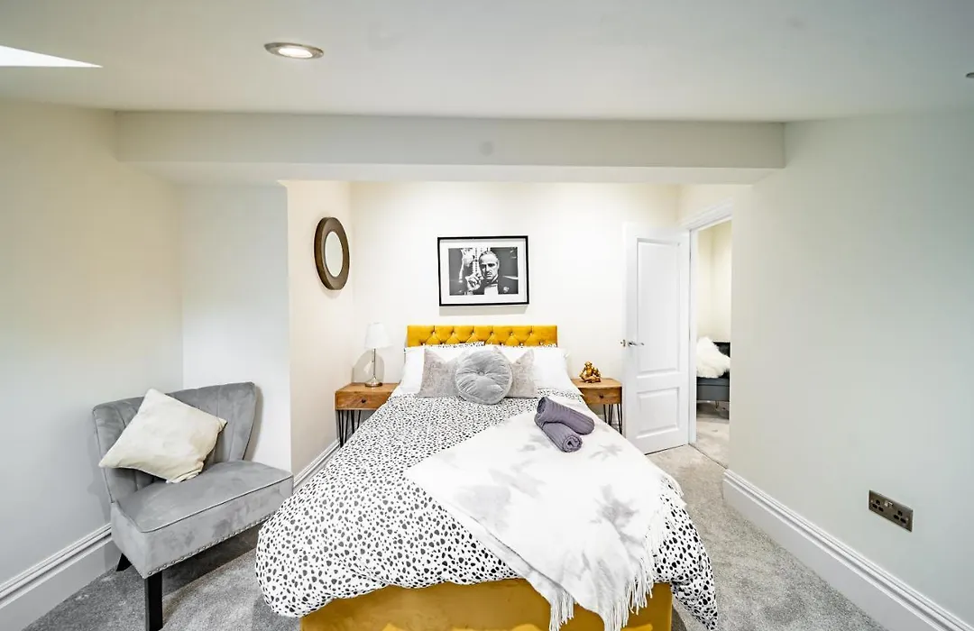 Luxurious 4-Bedroom Penthouse: 15 Mins To City Centre, Secure Parking-1