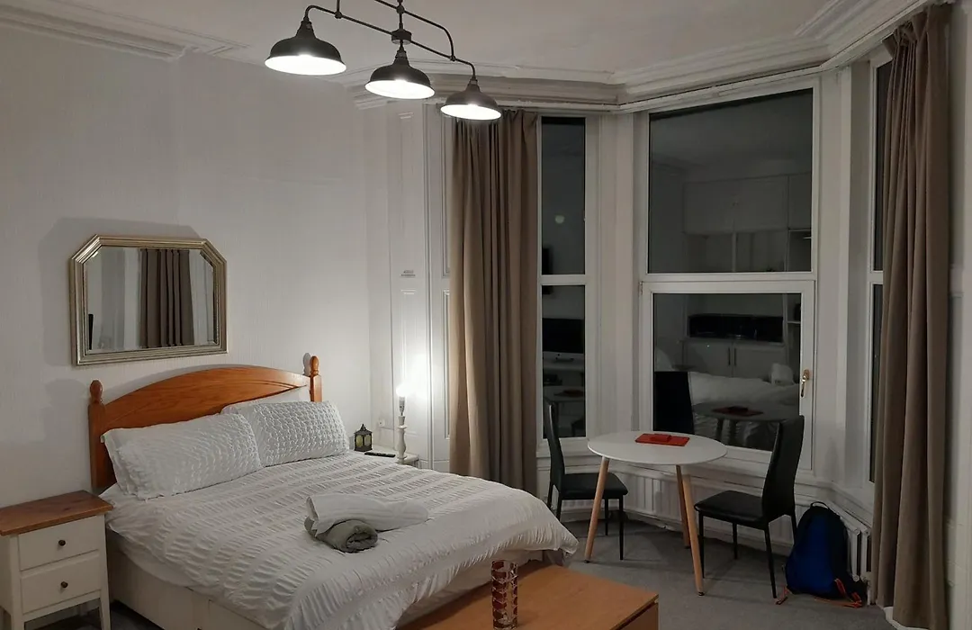 Large Room Near Singleton Hospital Ensuite R6-1