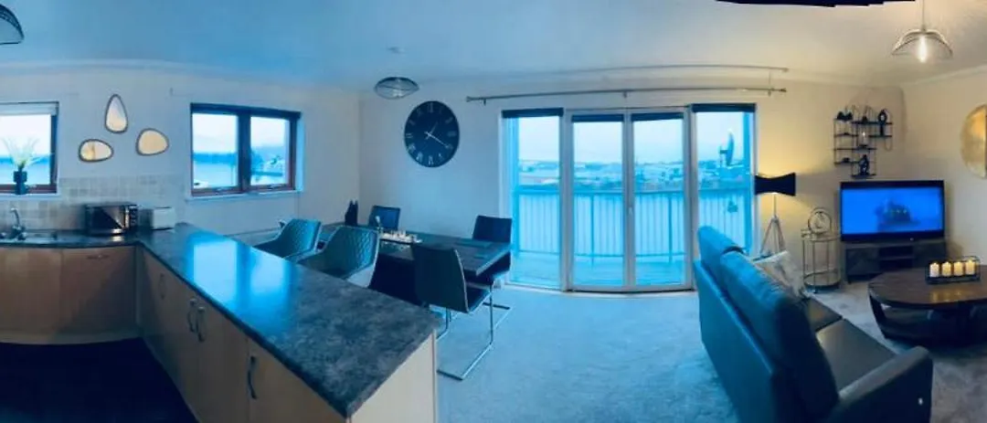 Central Cosy Riverview Apartment 2 Bed, 2 Bath, Free Parking / Wifi-1