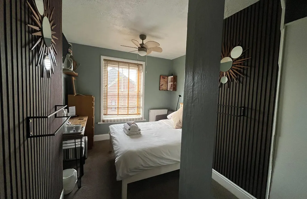 Kelston Guest House-1