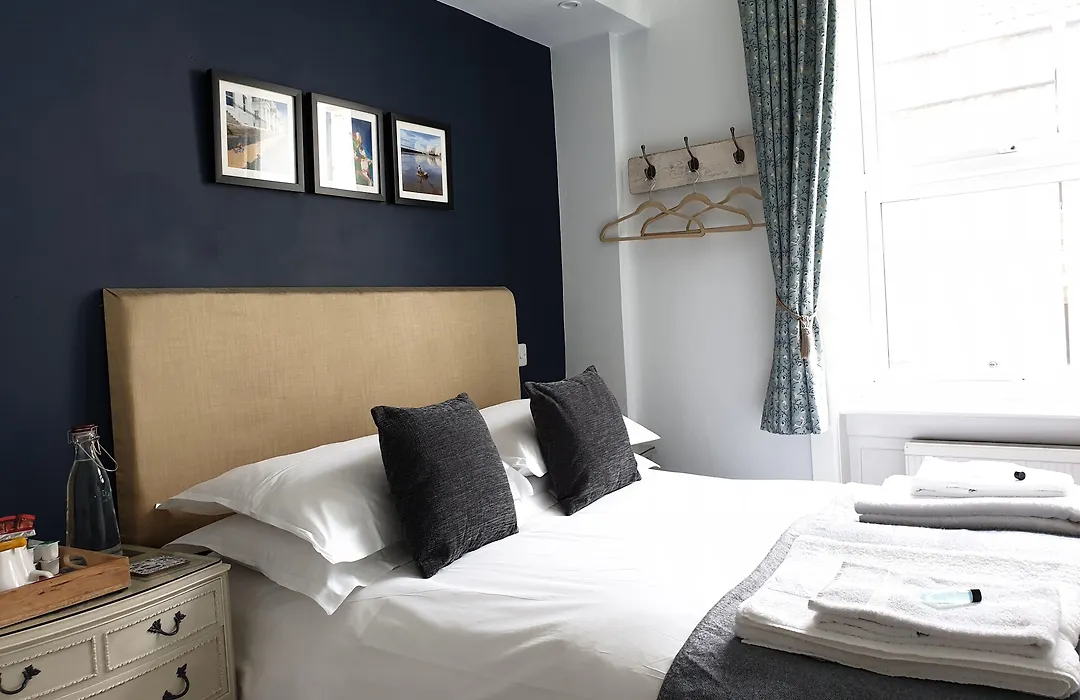 Starlings Guest House-1