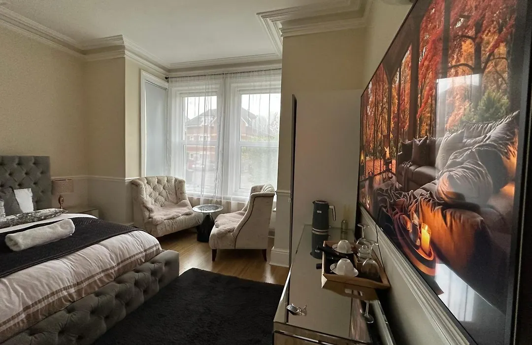 5 Min From The Beach O2 Academy Shared Bathroom And Kitchen-1