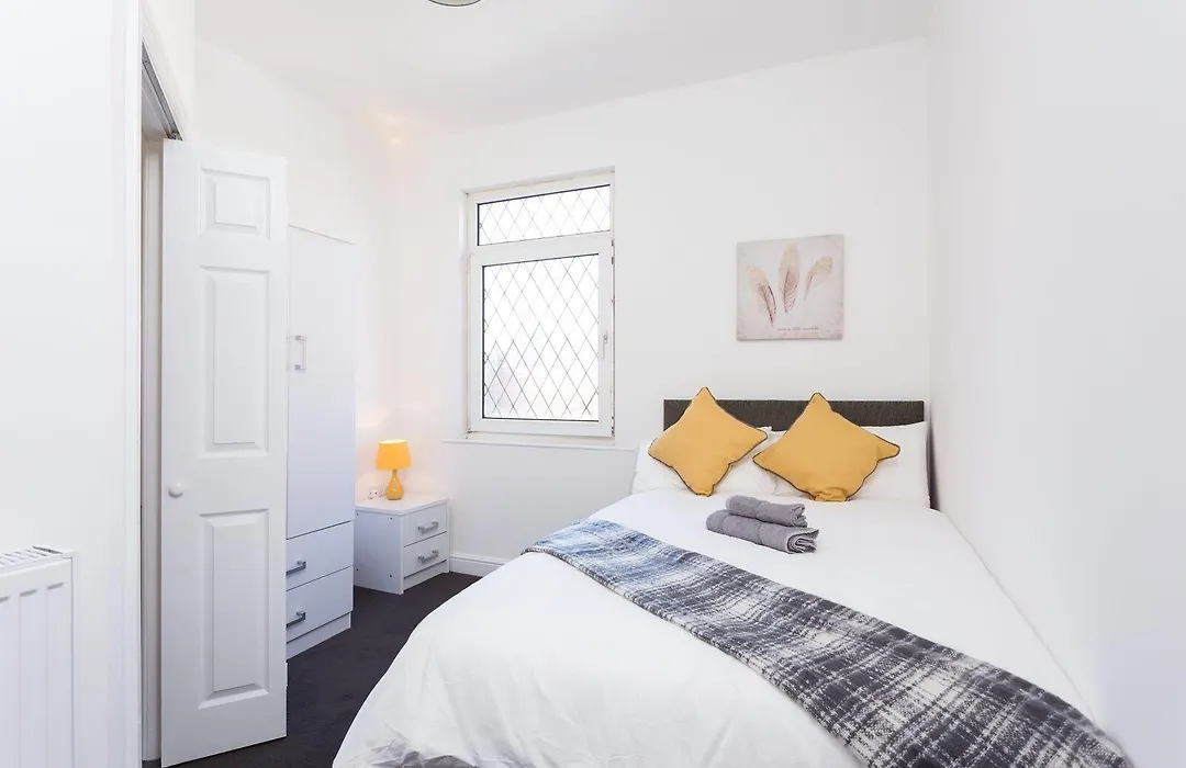 Townhouse @ 76 Clare Street Stoke-1
