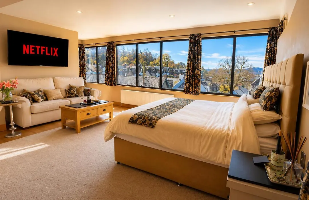 The Penthouse Bowness Tranquil Loft Jacuzzi Bath & Complimentary Cascades Spa Membership-1