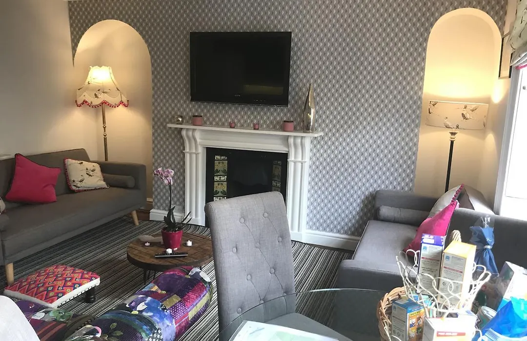 City Centre - Rivers Street, Quiet 2 Bed Ground Floor Georgian Garden Apartment-1