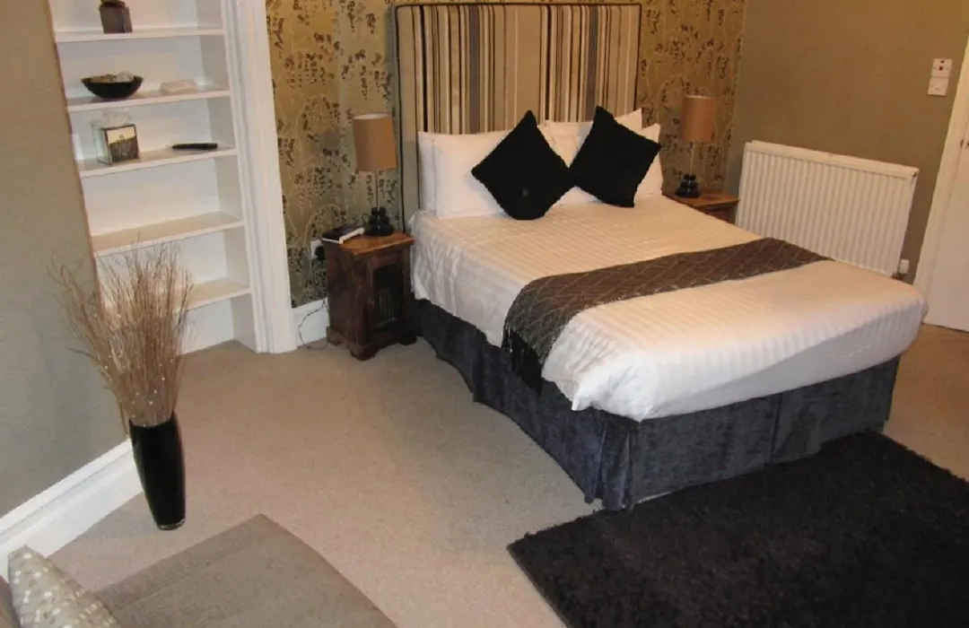Monties Guest House - Adults Only-1