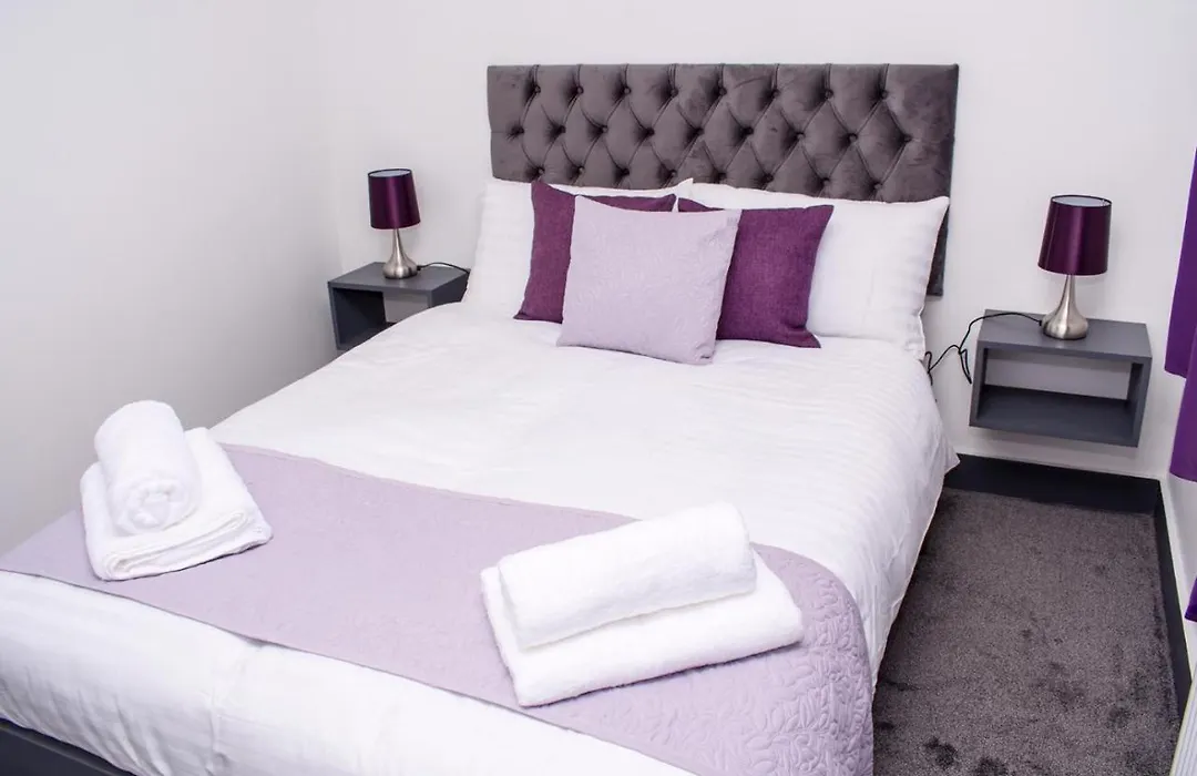 Homestay In Birmingham Sleeps 8 - Free Parking & Wifi-1