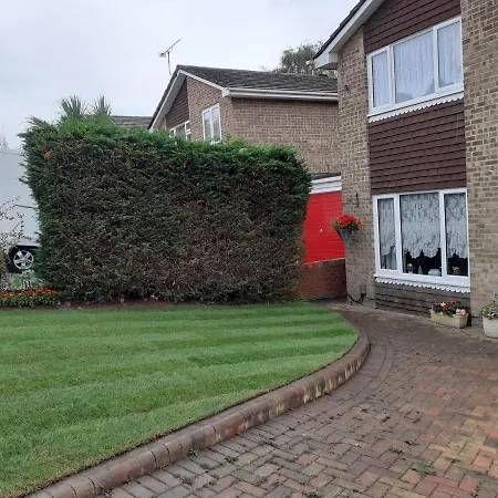 Newly Decorated & Furniture, 2 Single Beds, Large Room, Sofa, Netflix, Garden View, Patio & Seating-2