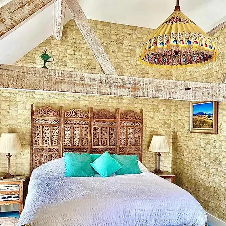 Luxurious, Fabulous, Fun, Contemporary Suite In Retreat Centre-2