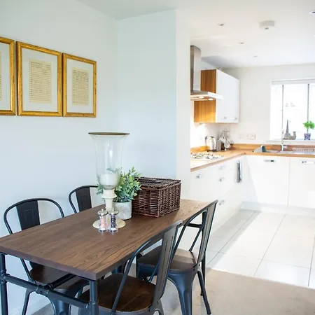 Modern House With Free Private Parking And Wifi-3