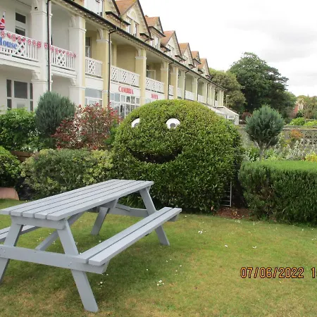 Sefton Lodge Seafront ,Panoramic Sea View Ensuite Balcony Rooms Available, Guest Garden-2