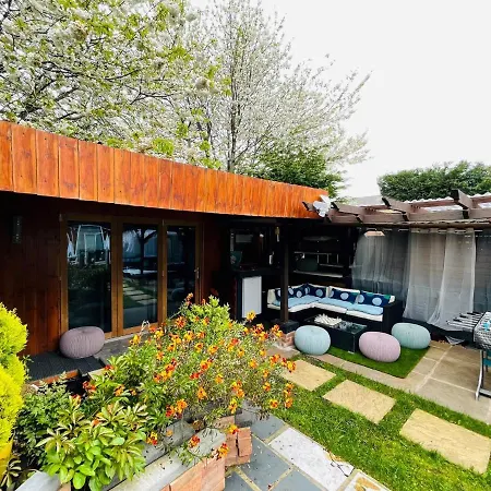 Tropical Style House Near Newcastle City Centre-3