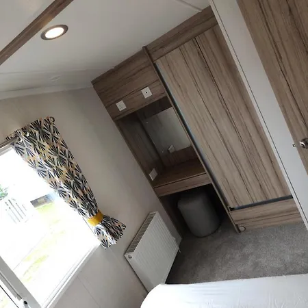 J6 Static Caravan, Fairway Holiday Park-2