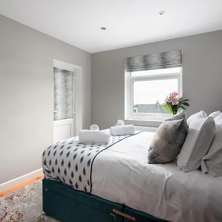 Morlanow-Private Entrance, Courtyard, Sea Views-3