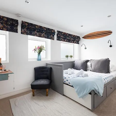 Trig-Private Studio, Courtyard, Walk To Fistral-3