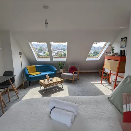 *Large Unique Retro Private Attic & Bathroom*-2