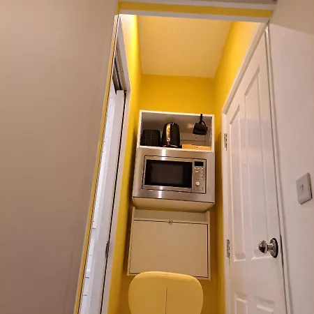Lovely And Modern Groundfloor 1 Single Bedroom Condo With Netflix, Tea/Coffee/Biscuits-3
