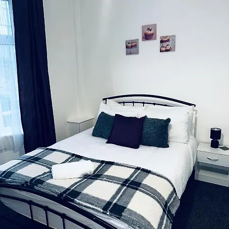 Stylish Town House - Modern Double Room - 1-2