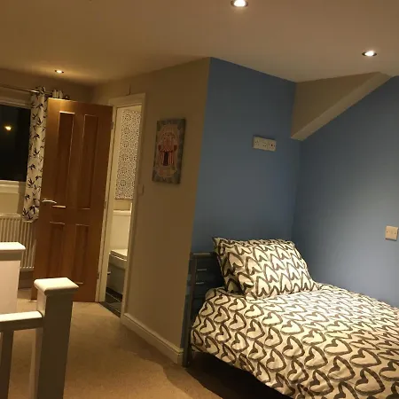 Derby Pride Park Private Ensuite Room- 2 Beds- Free Parking-3