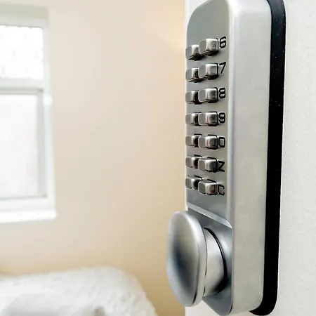 Shirley House: City Centre Self-Catering with Smart Access-3