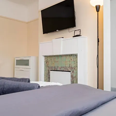 Shirley House: City Centre Self-Catering with Smart Access-2