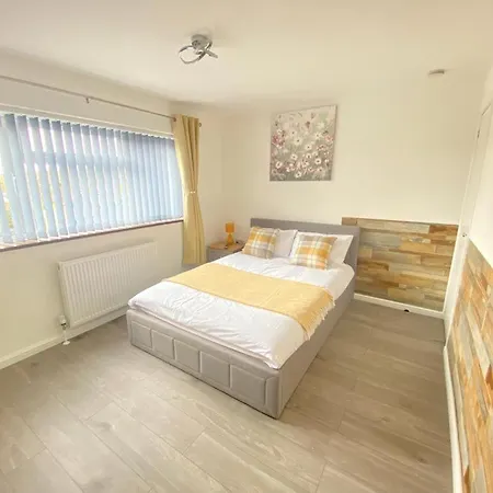 Gatwick Deluxe En-Suite Rooms-3