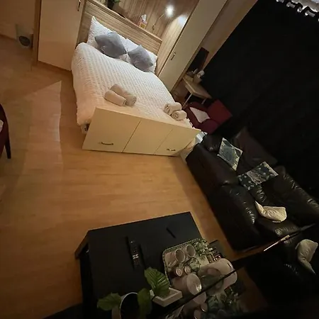 Room In Family Home Near Penny Lane Liverpool-3