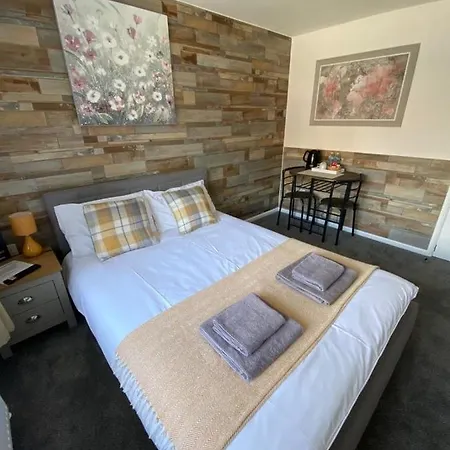 Gatwick Deluxe En-Suite Rooms-2