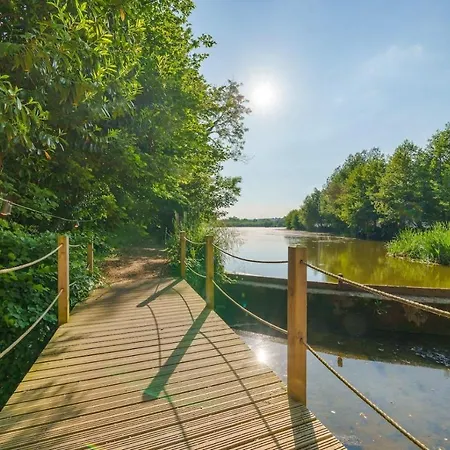 Marston Park - Luxury Lakeside Bell Tents-3