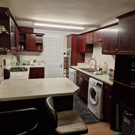 Heathrow Windsor Rooms With Shared Bath, Kitchen And Free Parking-2