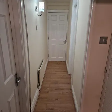 Heathrow Windsor Rooms With Shared Bath, Kitchen And Free Parking-3