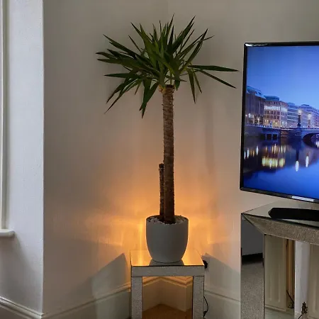 5 Min From The Beach O2 Academy Shared Bathroom And Kitchen-3