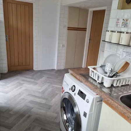Deluxe Double Bedroom With Private Bathroom, Parking And Wifi-2