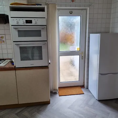 Deluxe Double Bedroom With Private Bathroom, Parking And Wifi-3