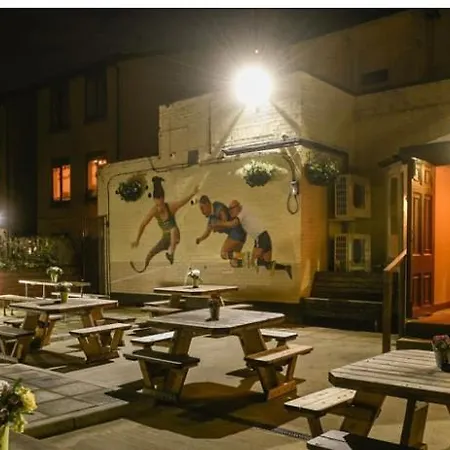 The Albert Hotel & Sports Bar-2