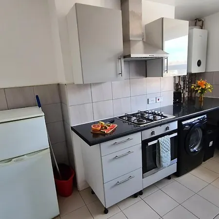 Moorfield House Room 1 Off-Road Parking To The Rear Close To Train Station With Commuter Links To London, Oxford And The Midlands-2
