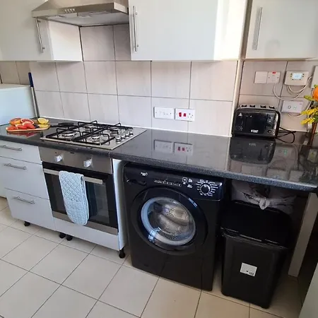 Moorfield House Room 4 Has Off-Road Parking Close To Train Station Good Commuter Links To London Oxford And The Midlands-3