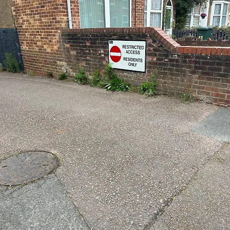 Moorfield House Room 1 Off-Road Parking To The Rear Close To Train Station With Commuter Links To London, Oxford And The Midlands-3