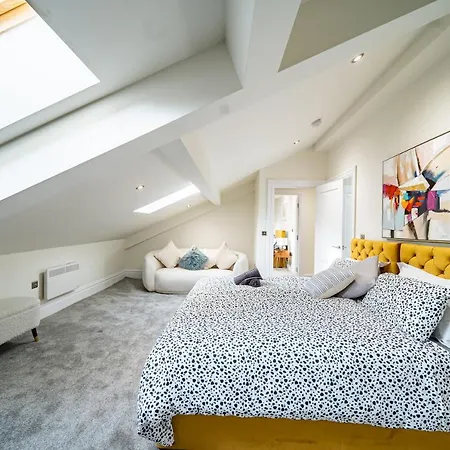 Luxurious 4-Bedroom Penthouse: 15 Mins To City Centre, Secure Parking-2