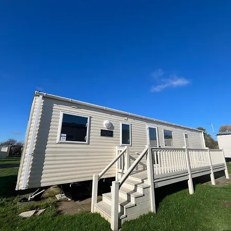 The Pad, Scratby - California Cliffs, Parkdean, Sleeps 8, Pet Friendly, Onsite Entertainment And Pool - 2 Minutes From The Beach!-2