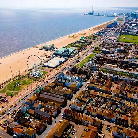 Ormesby Beach Haven: Pet-Friendly Family Retreat-3