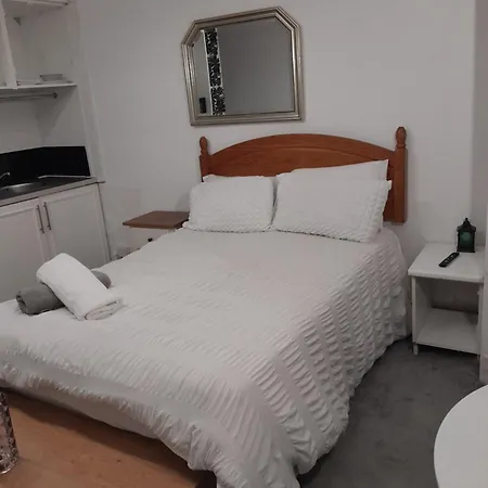 Large Room Near Singleton Hospital Ensuite R6-2