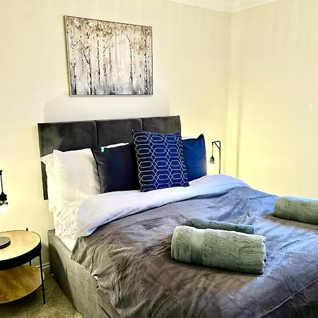 Central Cosy Riverview Apartment 2 Bed, 2 Bath, Free Parking / Wifi-3