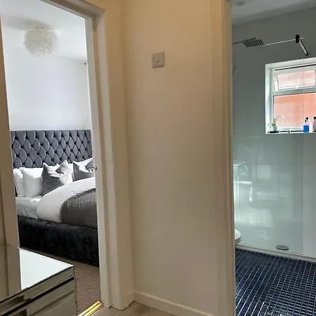 The Smaller New Refurbished Ensuite Room 5Min From Beach Parking In Guest House-3
