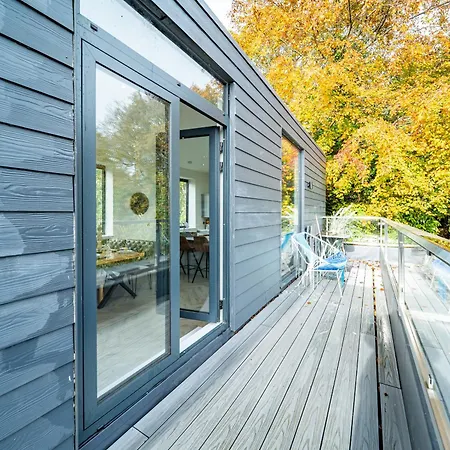 Luxurious 4-Bedroom Penthouse: 15 Mins To City Centre, Secure Parking-3