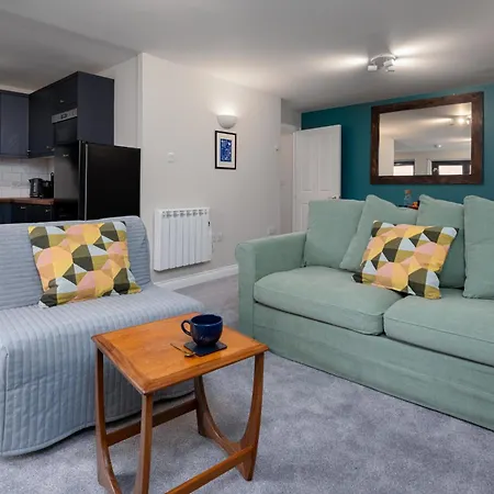 Modern 2 Bedroom Apartment With Parking By At Hem-2
