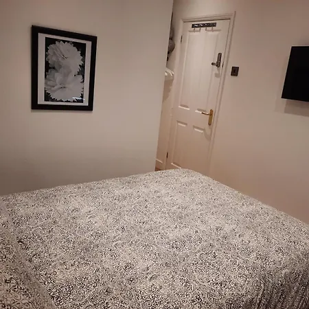 Lovely Home With Full En-Suite Double Bed Rooms-2