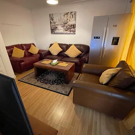 Holiday Home Cardiff City Sleeps 7-3